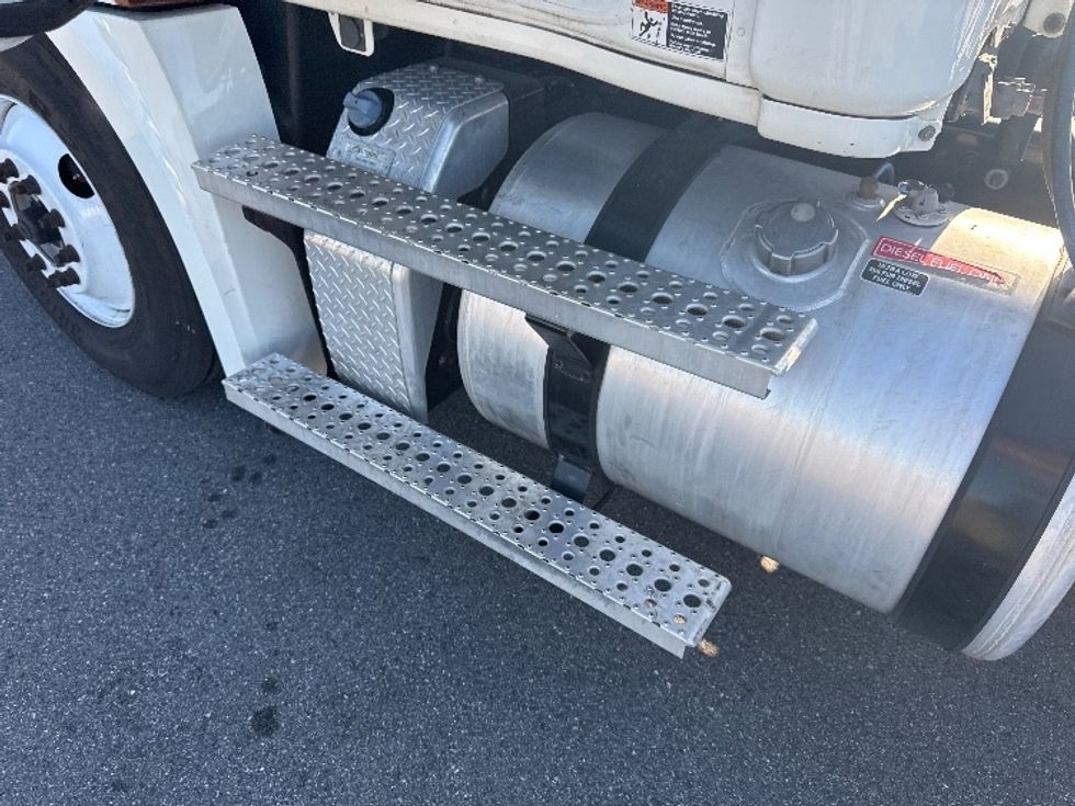 Day Cab Tractor-Heavy Duty Tractors-Freightliner-2020-T12664ST-Tampa-FL-221,830\n\t\tmiles-$ 63,250 - Image 17