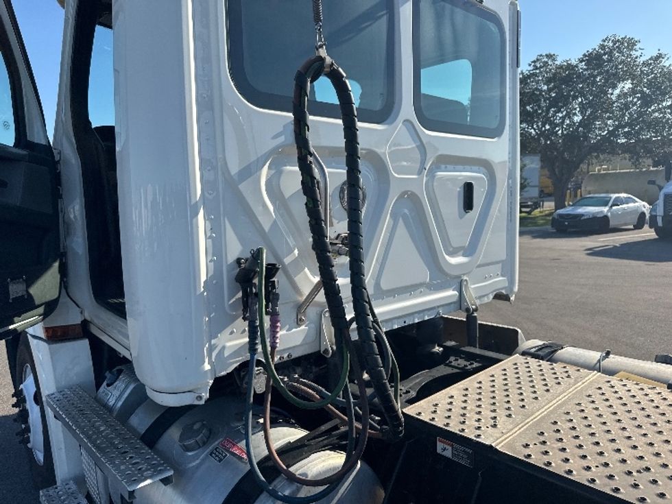 Day Cab Tractor-Heavy Duty Tractors-Freightliner-2020-T12664ST-Tampa-FL-221,830\n\t\tmiles-$ 63,250 - Image 20