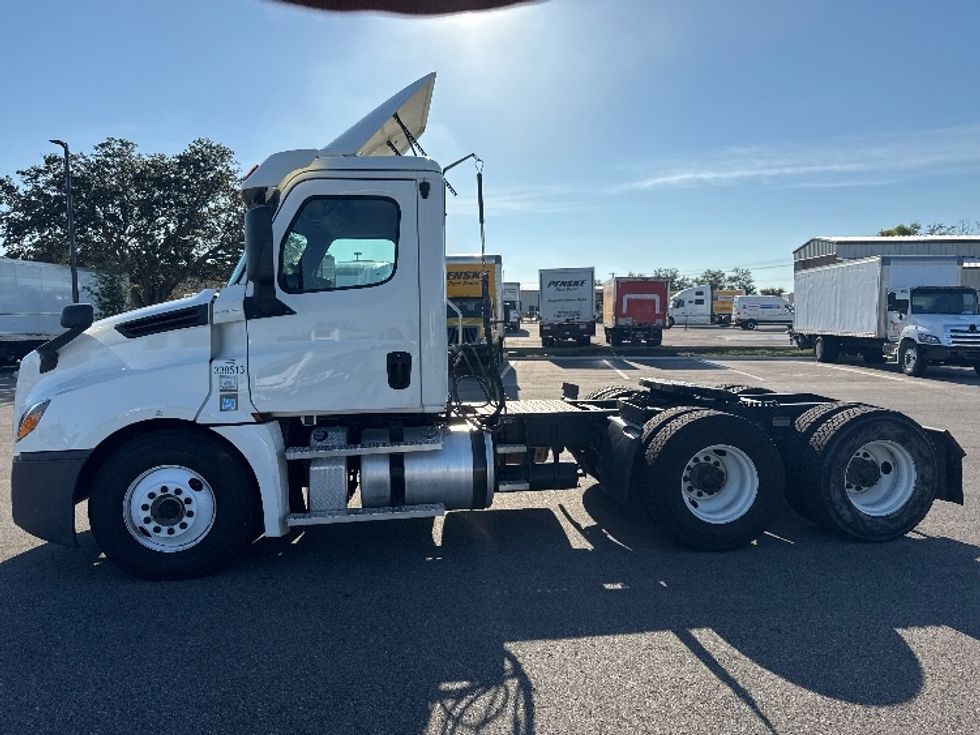 Day Cab Tractor-Heavy Duty Tractors-Freightliner-2020-T12664ST-Tampa-FL-221,830\n\t\tmiles-$ 63,250 - Image 4