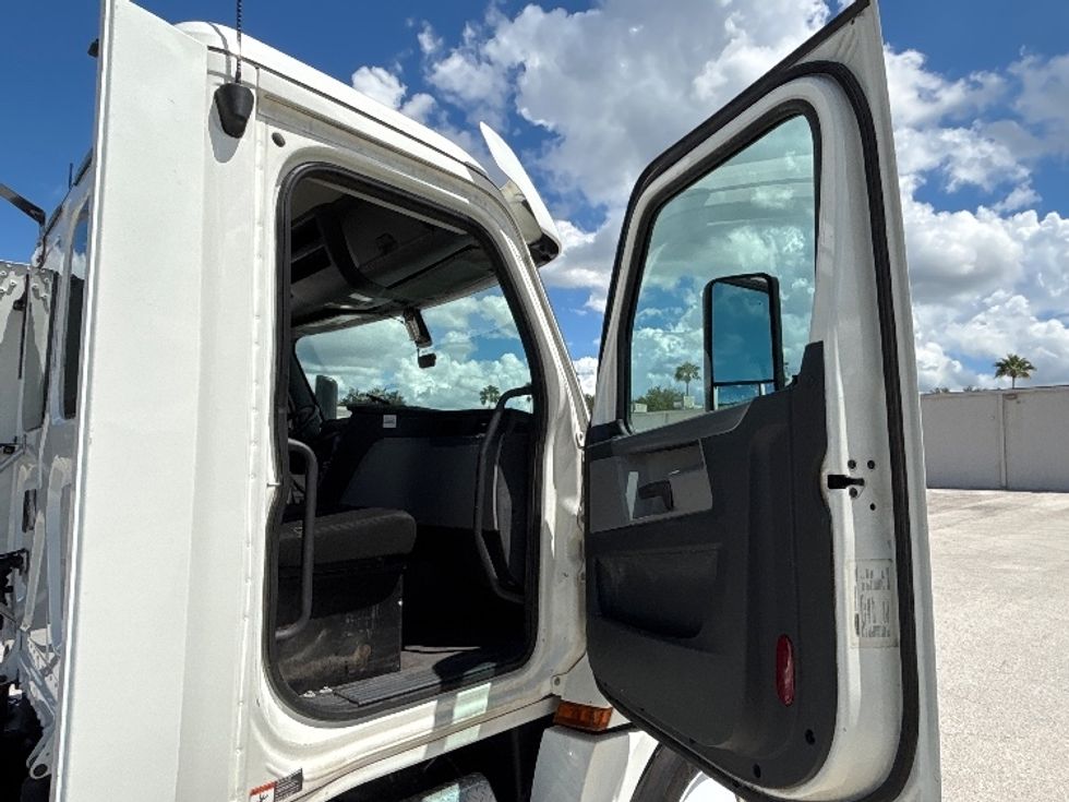 Day Cab Tractor-Heavy Duty Tractors-Freightliner-2020-T12664ST-Tampa-FL-224,637\n\t\tmiles-$ 62,750 - Image 12