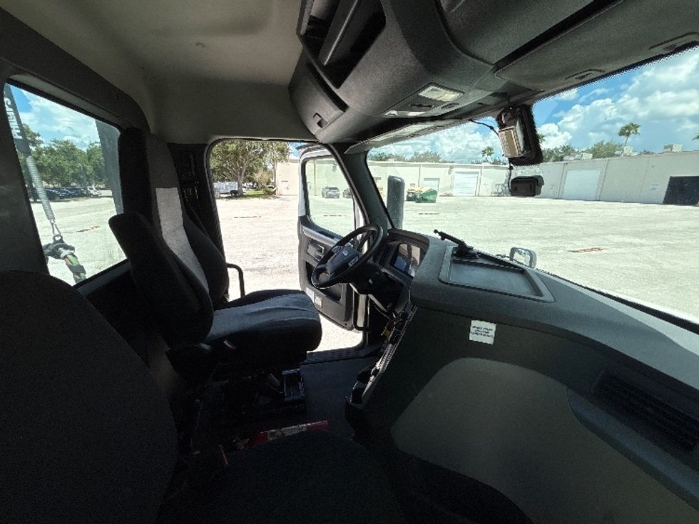 Day Cab Tractor-Heavy Duty Tractors-Freightliner-2020-T12664ST-Tampa-FL-224,637\n\t\tmiles-$ 62,750 - Image 14