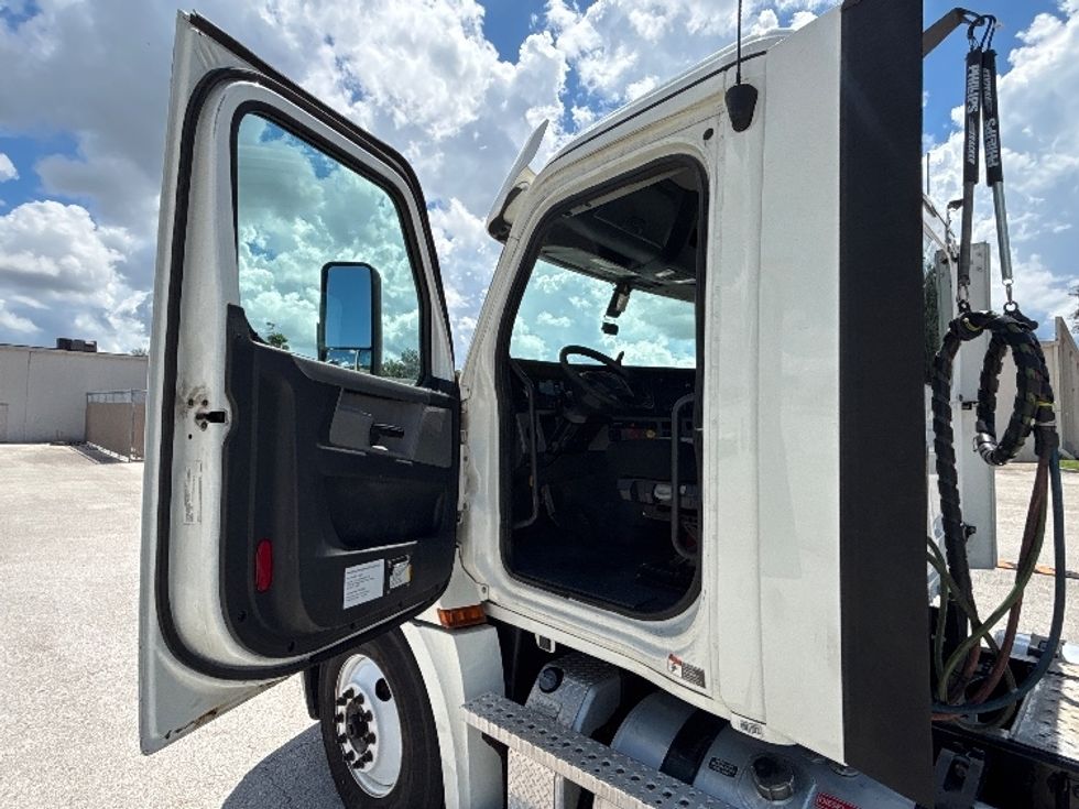 Day Cab Tractor-Heavy Duty Tractors-Freightliner-2020-T12664ST-Tampa-FL-224,637\n\t\tmiles-$ 62,750 - Image 9