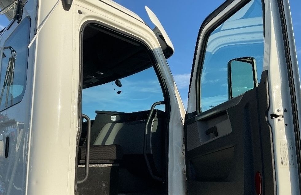Day Cab Tractor-Heavy Duty Tractors-Freightliner-2020-T12664ST-Tampa-FL-241,452\n\t\tmiles-$ 62,500 - Image 12
