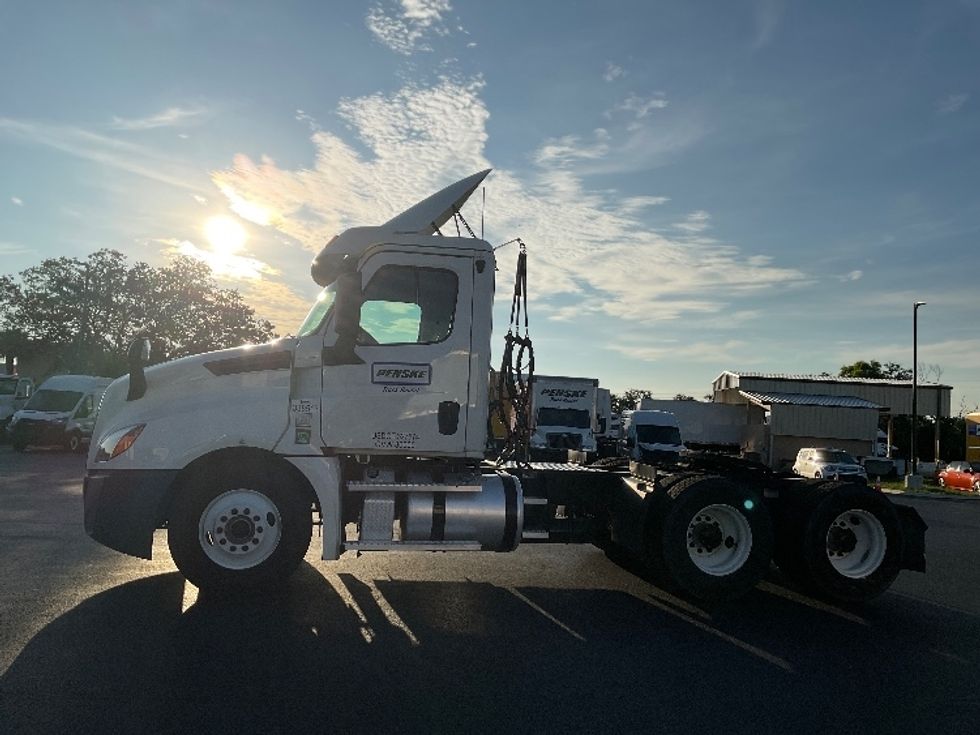 Day Cab Tractor-Heavy Duty Tractors-Freightliner-2020-T12664ST-Tampa-FL-241,452\n\t\tmiles-$ 62,500 - Image 4