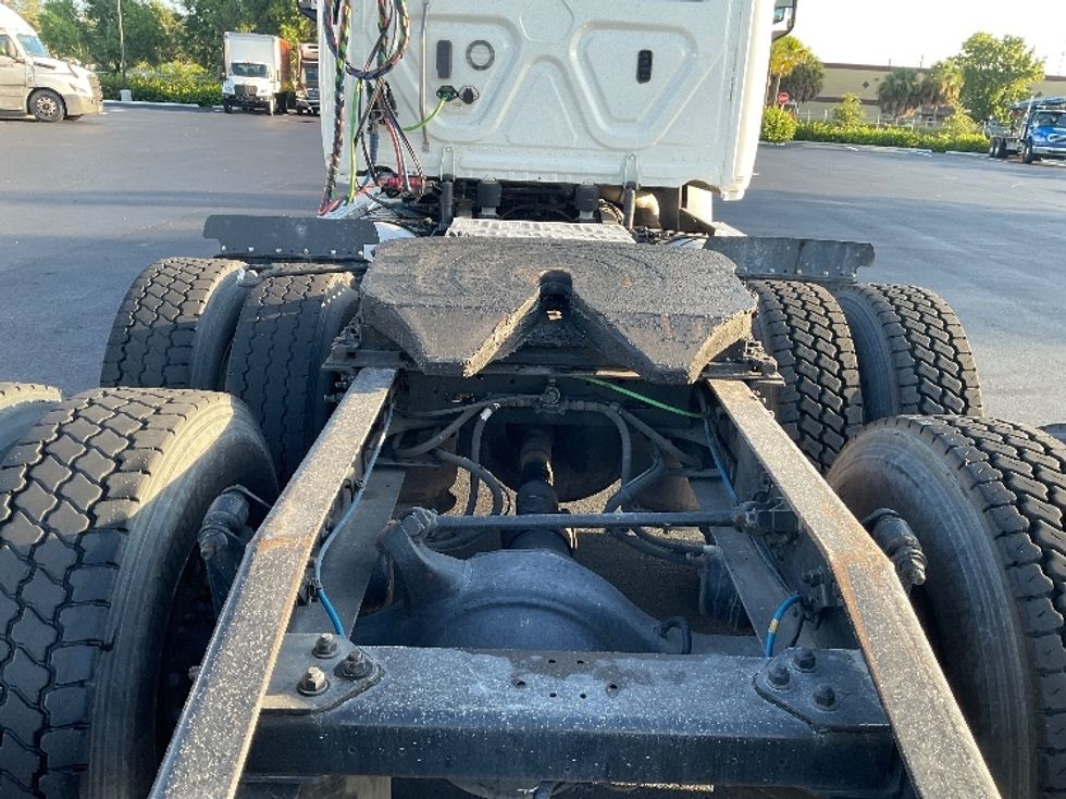 Day Cab Tractor-Heavy Duty Tractors-Freightliner-2020-T12664ST-Tampa-FL-241,452\n\t\tmiles-$ 62,500 - Image 6