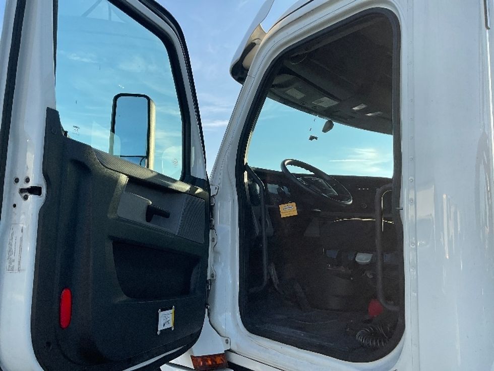Day Cab Tractor-Heavy Duty Tractors-Freightliner-2020-T12664ST-Tampa-FL-241,452\n\t\tmiles-$ 62,500 - Image 9