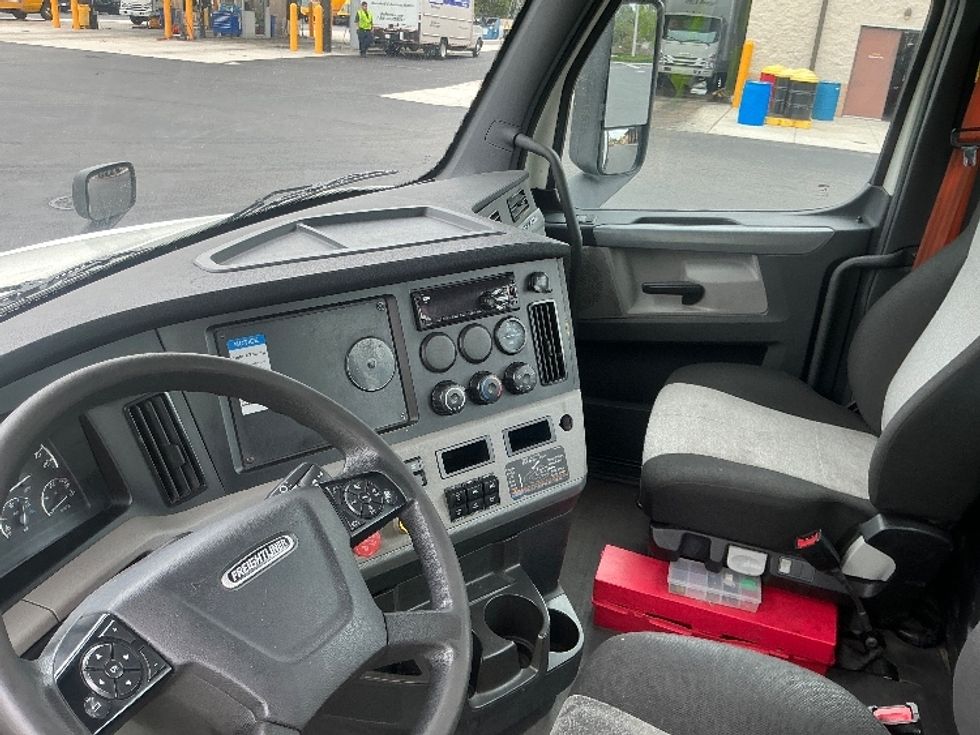 Day Cab Tractor-Heavy Duty Tractors-Freightliner-2020-T12664ST-Tampa-FL-270,042\n\t\tmiles-$ 52,500 - Image 10