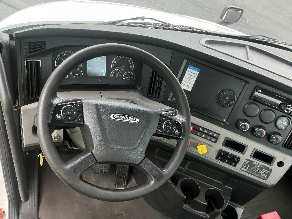 Day Cab Tractor-Heavy Duty Tractors-Freightliner-2020-T12664ST-Tampa-FL-270,042\n\t\tmiles-$ 52,500 - Image 11