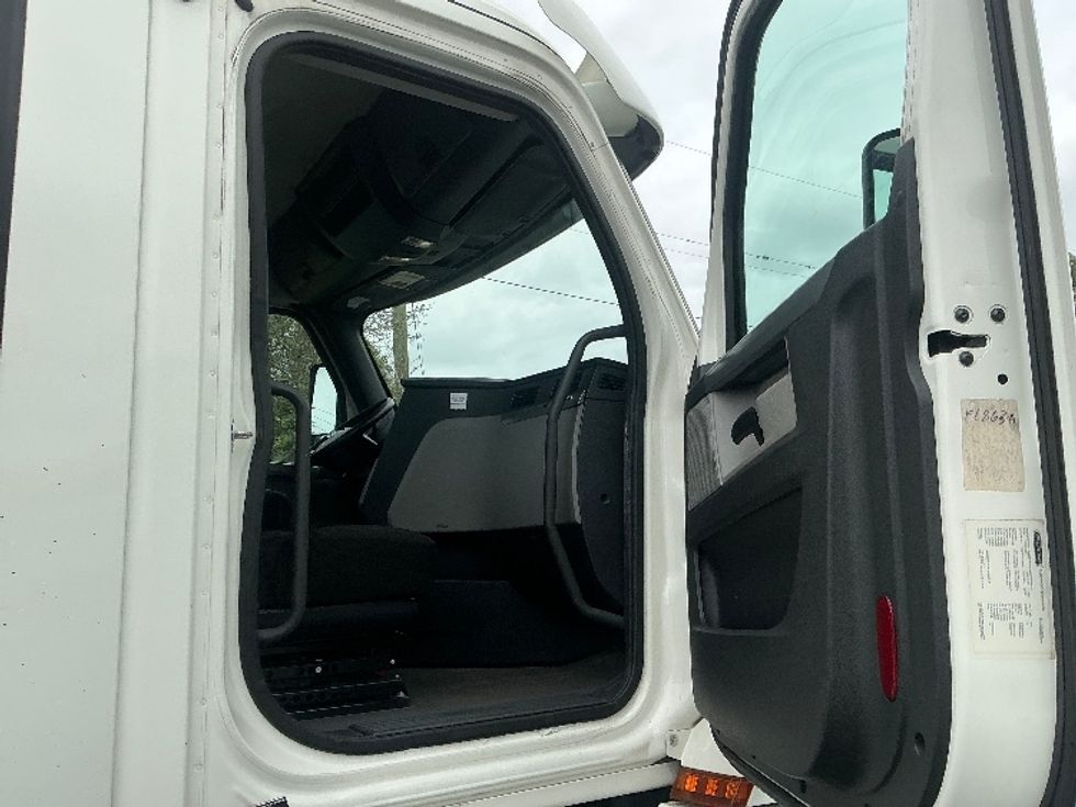 Day Cab Tractor-Heavy Duty Tractors-Freightliner-2020-T12664ST-Tampa-FL-270,042\n\t\tmiles-$ 52,500 - Image 12