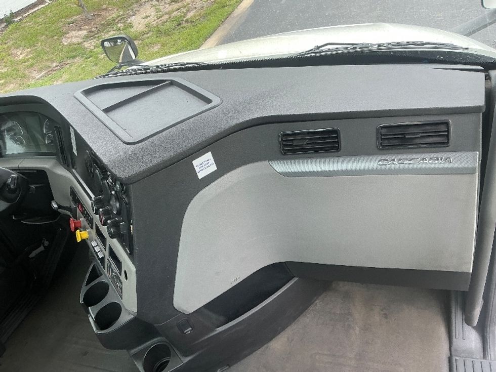 Day Cab Tractor-Heavy Duty Tractors-Freightliner-2020-T12664ST-Tampa-FL-270,042\n\t\tmiles-$ 52,500 - Image 13