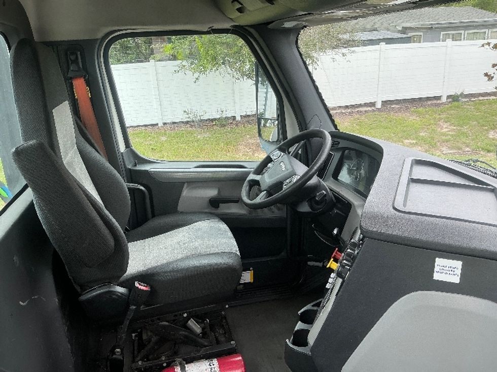 Day Cab Tractor-Heavy Duty Tractors-Freightliner-2020-T12664ST-Tampa-FL-270,042\n\t\tmiles-$ 52,500 - Image 14