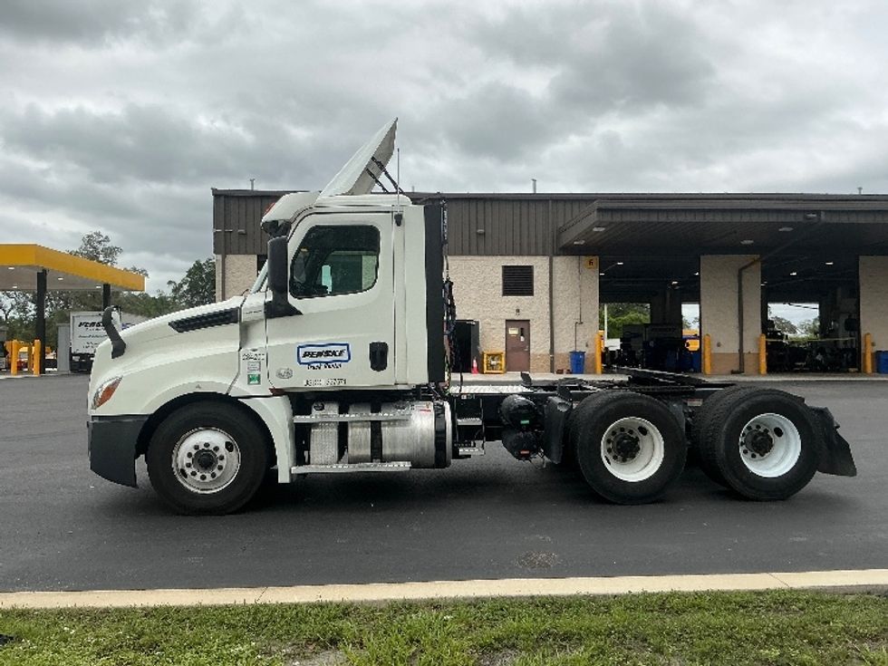 Day Cab Tractor-Heavy Duty Tractors-Freightliner-2020-T12664ST-Tampa-FL-270,042\n\t\tmiles-$ 52,500 - Image 4
