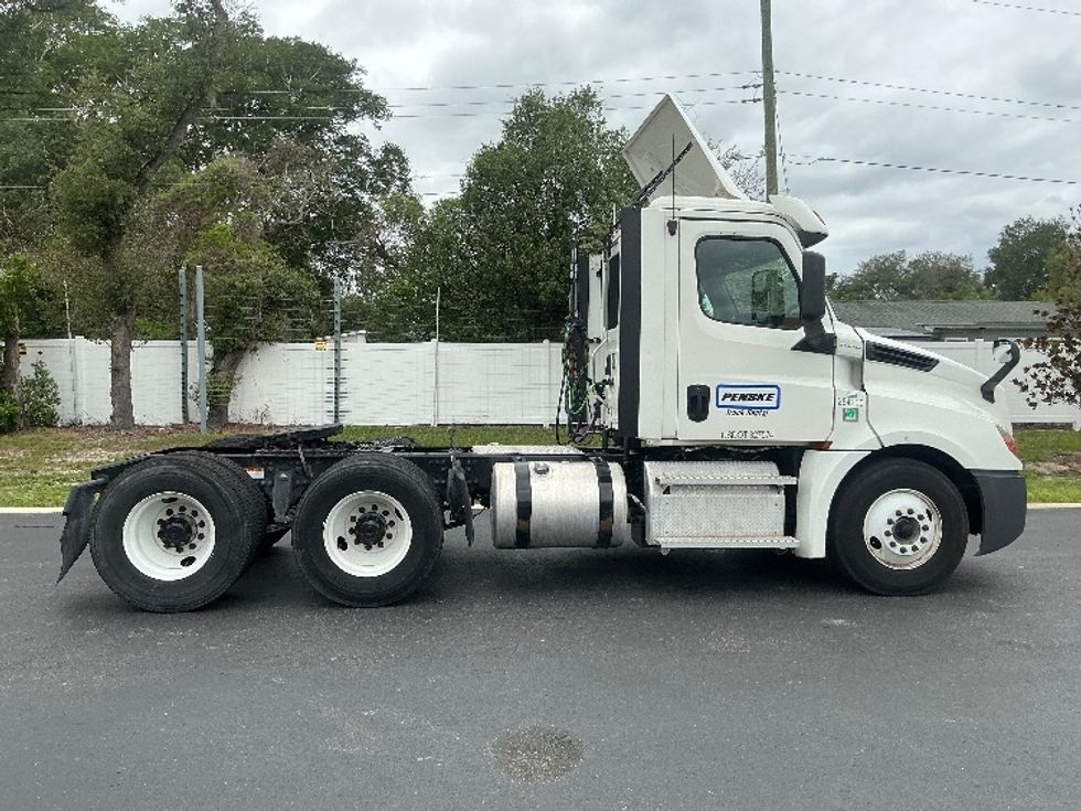 Day Cab Tractor-Heavy Duty Tractors-Freightliner-2020-T12664ST-Tampa-FL-270,042\n\t\tmiles-$ 52,500 - Image 8