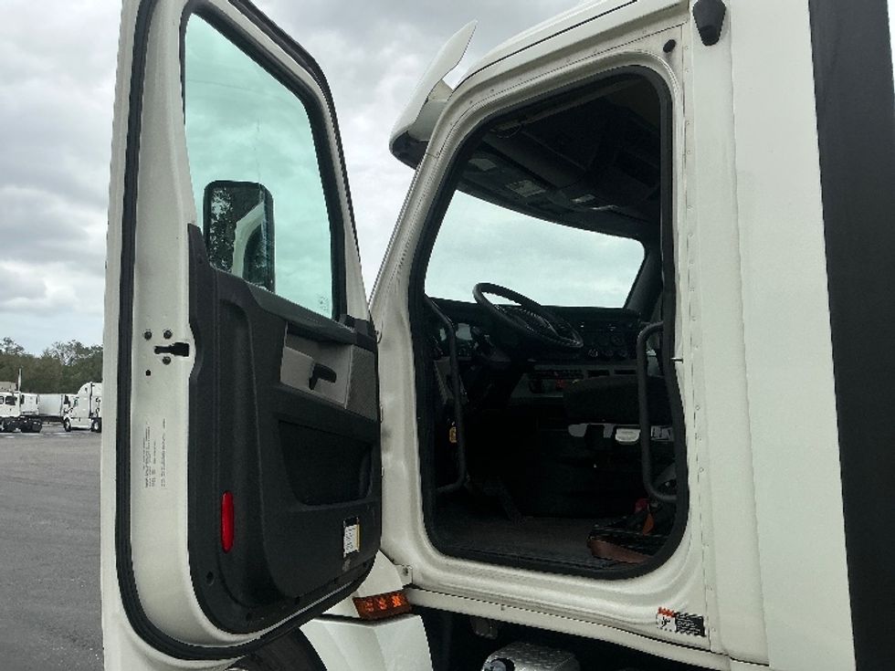 Day Cab Tractor-Heavy Duty Tractors-Freightliner-2020-T12664ST-Tampa-FL-270,042\n\t\tmiles-$ 52,500 - Image 9