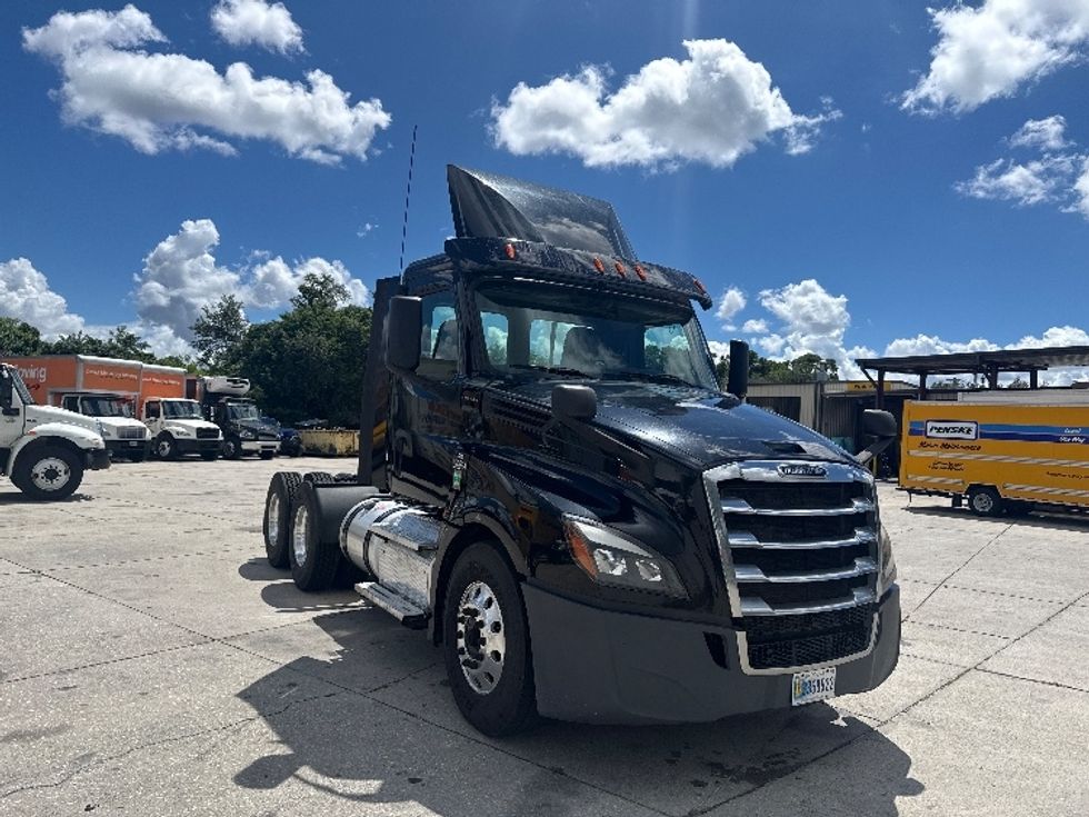 Day Cab Tractor-Heavy Duty Tractors-Freightliner-2020-T12664ST-Tampa-FL-302,788\n\t\tmiles-$ 53,250 - Image 1