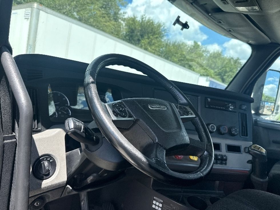 Day Cab Tractor-Heavy Duty Tractors-Freightliner-2020-T12664ST-Tampa-FL-302,788\n\t\tmiles-$ 53,250 - Image 10