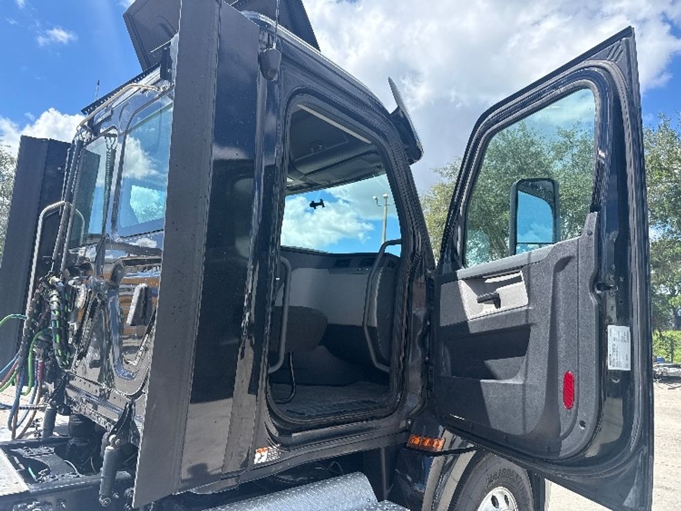 Day Cab Tractor-Heavy Duty Tractors-Freightliner-2020-T12664ST-Tampa-FL-302,788\n\t\tmiles-$ 53,250 - Image 12