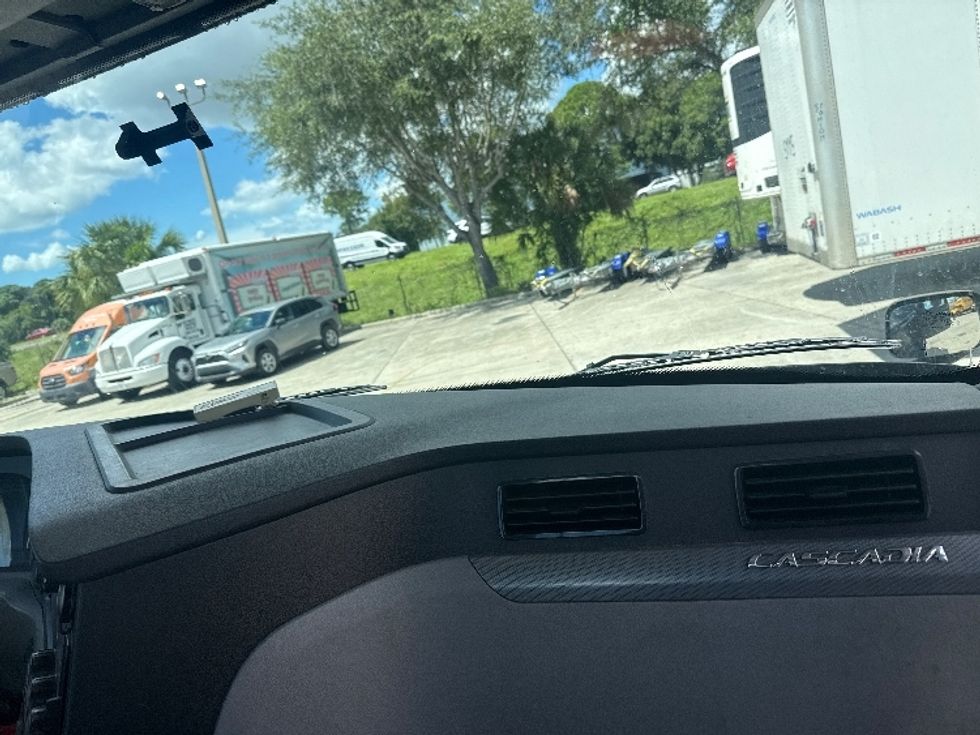 Day Cab Tractor-Heavy Duty Tractors-Freightliner-2020-T12664ST-Tampa-FL-302,788\n\t\tmiles-$ 53,250 - Image 13