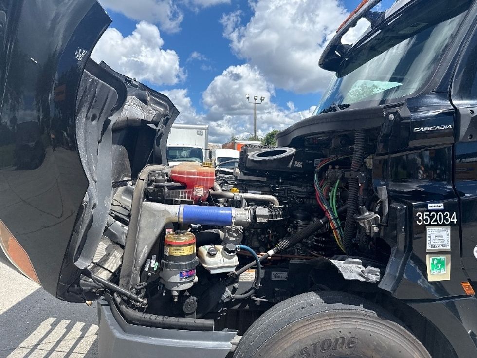 Day Cab Tractor-Heavy Duty Tractors-Freightliner-2020-T12664ST-Tampa-FL-302,788\n\t\tmiles-$ 53,250 - Image 16