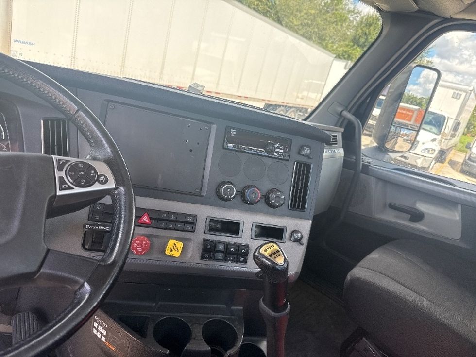Day Cab Tractor-Heavy Duty Tractors-Freightliner-2020-T12664ST-Tampa-FL-302,788\n\t\tmiles-$ 53,250 - Image 17