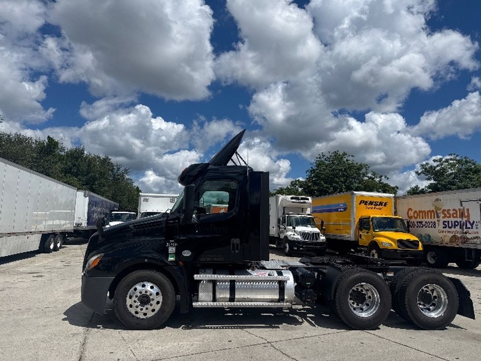 Day Cab Tractor-Heavy Duty Tractors-Freightliner-2020-T12664ST-Tampa-FL-302,788\n\t\tmiles-$ 53,250 - Image 4