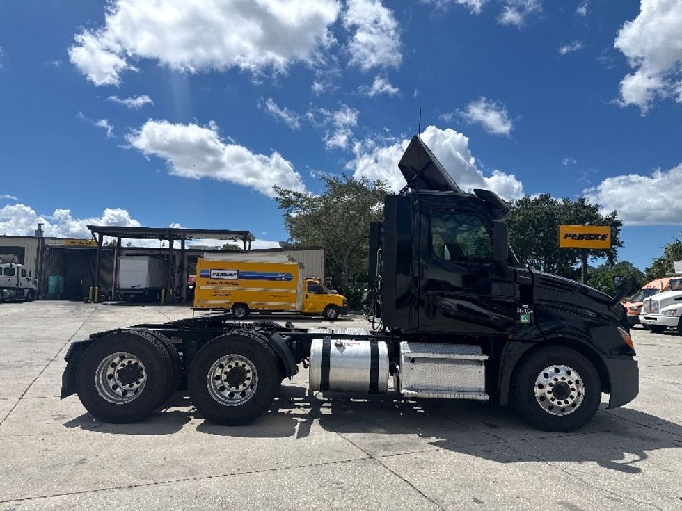 Day Cab Tractor-Heavy Duty Tractors-Freightliner-2020-T12664ST-Tampa-FL-302,788\n\t\tmiles-$ 53,250 - Image 8