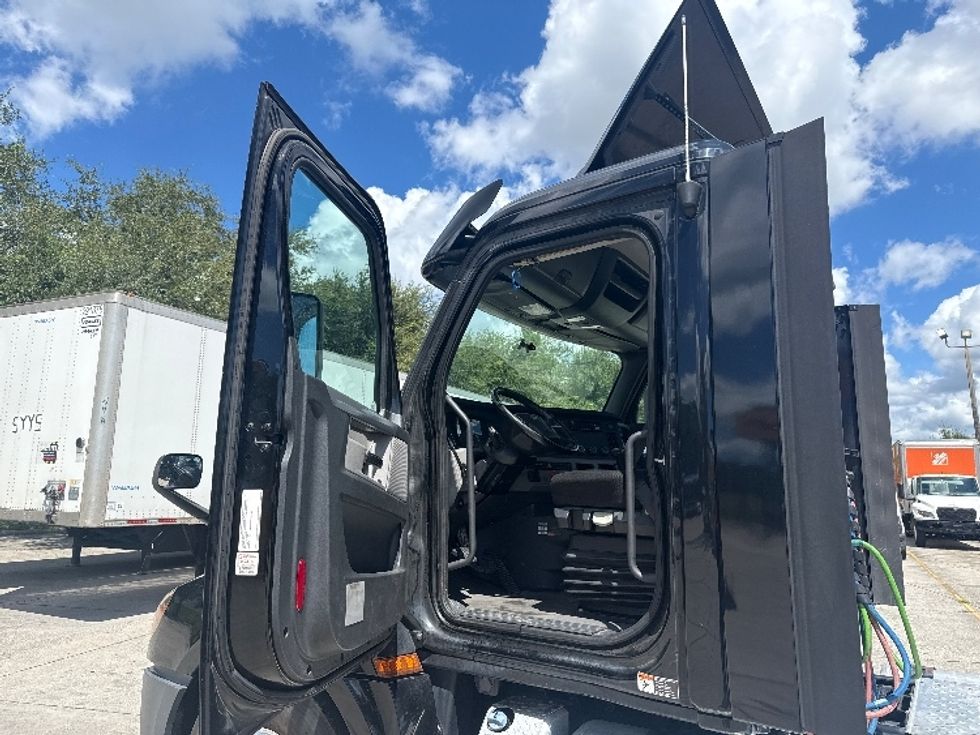 Day Cab Tractor-Heavy Duty Tractors-Freightliner-2020-T12664ST-Tampa-FL-302,788\n\t\tmiles-$ 53,250 - Image 9