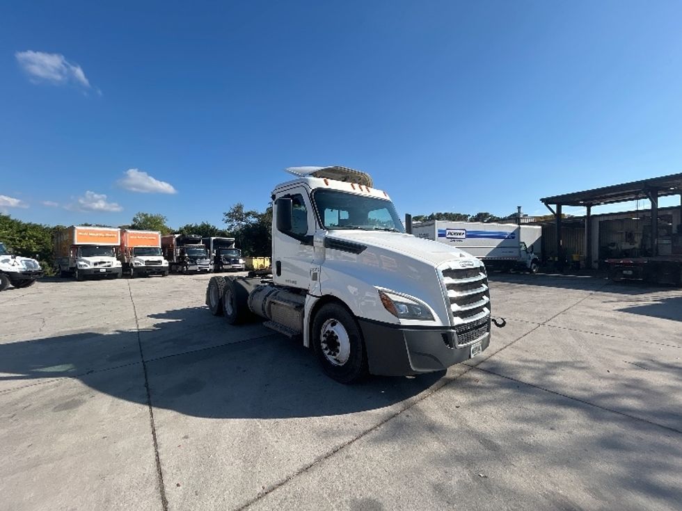 Day Cab Tractor-Heavy Duty Tractors-Freightliner-2020-T12664ST-Tampa-FL-313,603\n\t\tmiles-$ 51,750 - Image 1