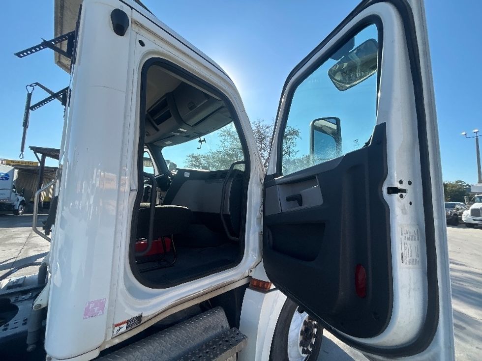 Day Cab Tractor-Heavy Duty Tractors-Freightliner-2020-T12664ST-Tampa-FL-313,603\n\t\tmiles-$ 51,750 - Image 12