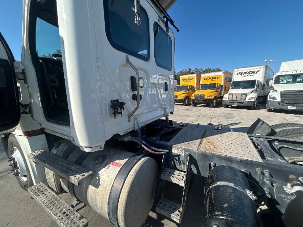 Day Cab Tractor-Heavy Duty Tractors-Freightliner-2020-T12664ST-Tampa-FL-313,603\n\t\tmiles-$ 51,750 - Image 17