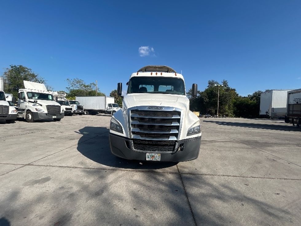 Day Cab Tractor-Heavy Duty Tractors-Freightliner-2020-T12664ST-Tampa-FL-313,603\n\t\tmiles-$ 51,750 - Image 2