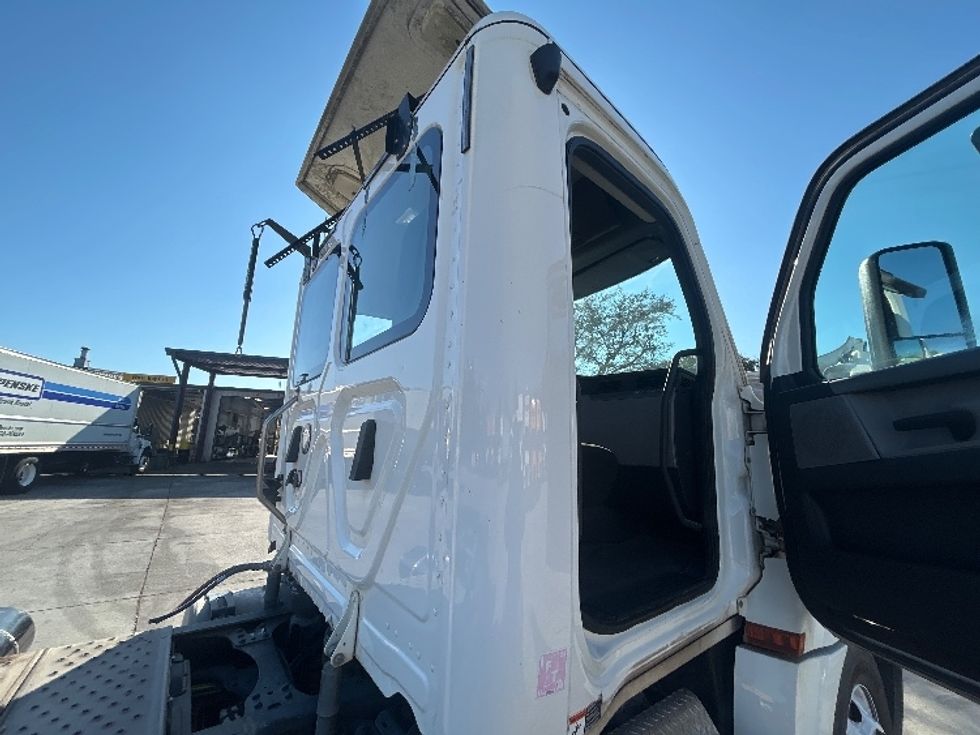 Day Cab Tractor-Heavy Duty Tractors-Freightliner-2020-T12664ST-Tampa-FL-313,603\n\t\tmiles-$ 51,750 - Image 20