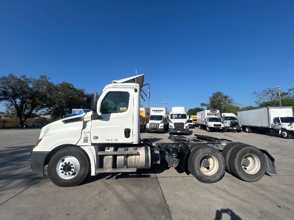 Day Cab Tractor-Heavy Duty Tractors-Freightliner-2020-T12664ST-Tampa-FL-313,603\n\t\tmiles-$ 51,750 - Image 4