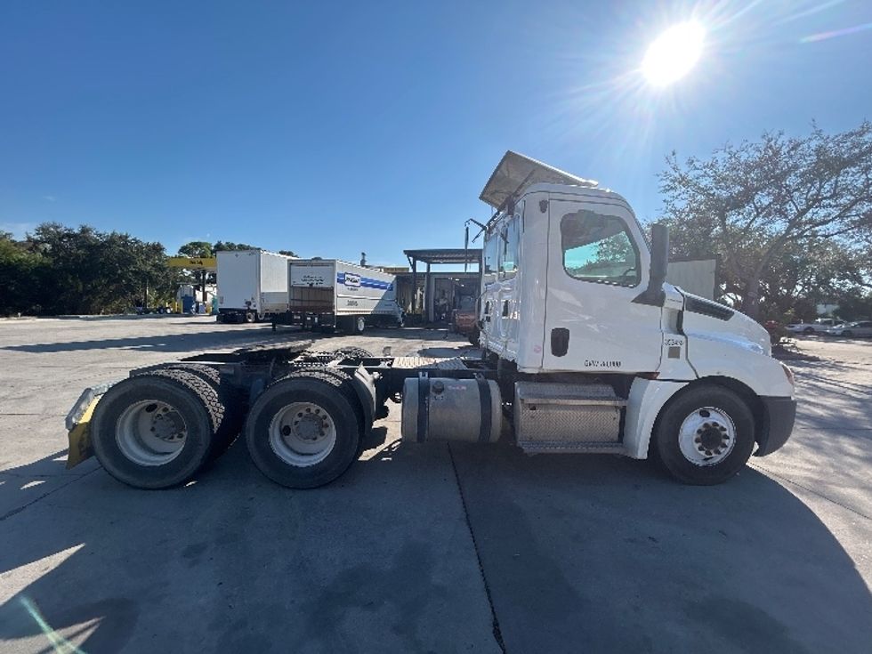 Day Cab Tractor-Heavy Duty Tractors-Freightliner-2020-T12664ST-Tampa-FL-313,603\n\t\tmiles-$ 51,750 - Image 8