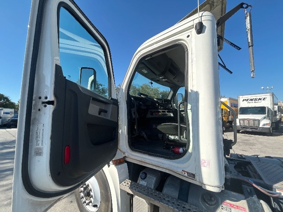 Day Cab Tractor-Heavy Duty Tractors-Freightliner-2020-T12664ST-Tampa-FL-313,603\n\t\tmiles-$ 51,750 - Image 9