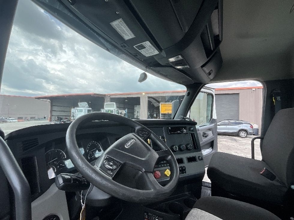 Day Cab Tractor-Heavy Duty Tractors-Freightliner-2020-T12664ST-Tampa-FL-387,859\n\t\tmiles-$ 49,750 - Image 10