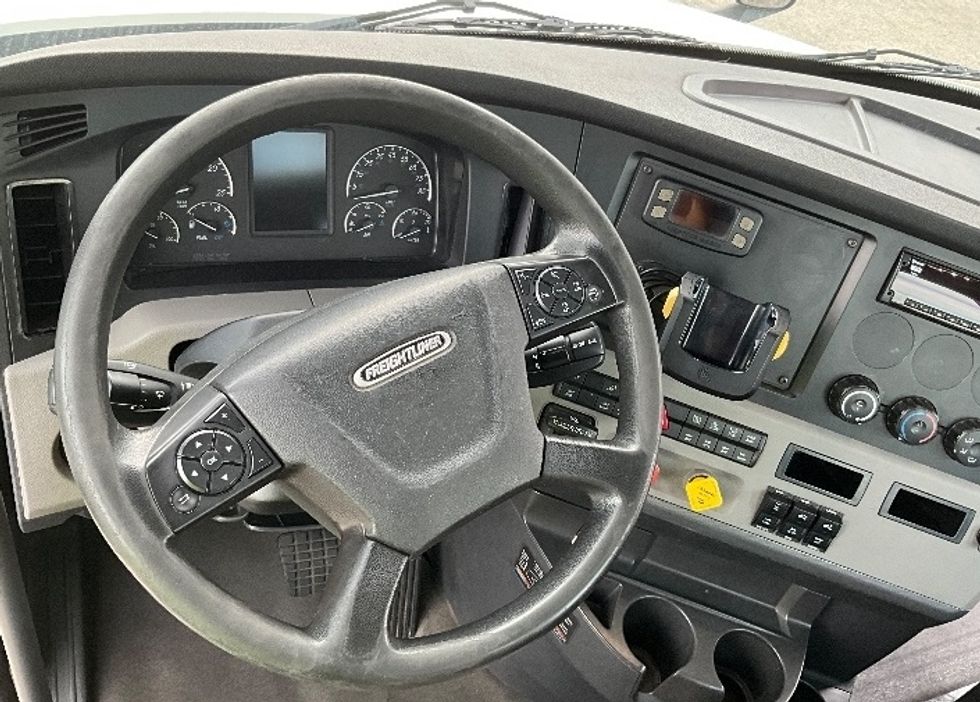 Day Cab Tractor-Heavy Duty Tractors-Freightliner-2020-T12664ST-Tampa-FL-387,859\n\t\tmiles-$ 49,750 - Image 11