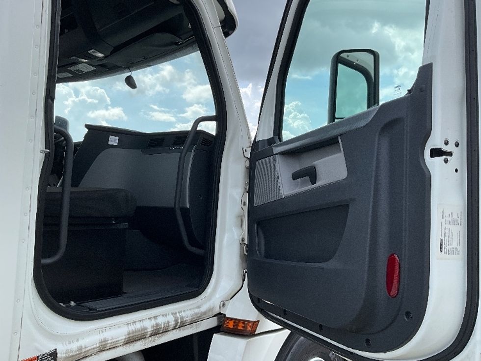 Day Cab Tractor-Heavy Duty Tractors-Freightliner-2020-T12664ST-Tampa-FL-387,859\n\t\tmiles-$ 49,750 - Image 12