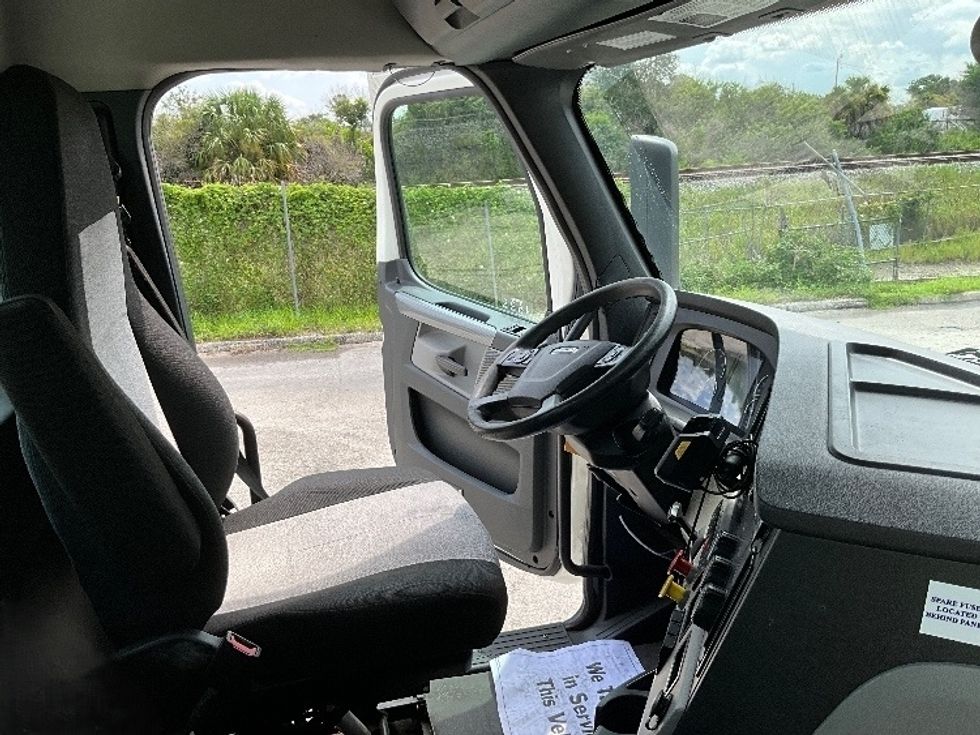 Day Cab Tractor-Heavy Duty Tractors-Freightliner-2020-T12664ST-Tampa-FL-387,859\n\t\tmiles-$ 49,750 - Image 14