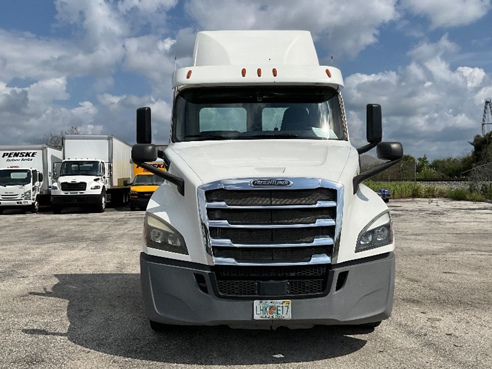 Day Cab Tractor-Heavy Duty Tractors-Freightliner-2020-T12664ST-Tampa-FL-387,859\n\t\tmiles-$ 49,750 - Image 2