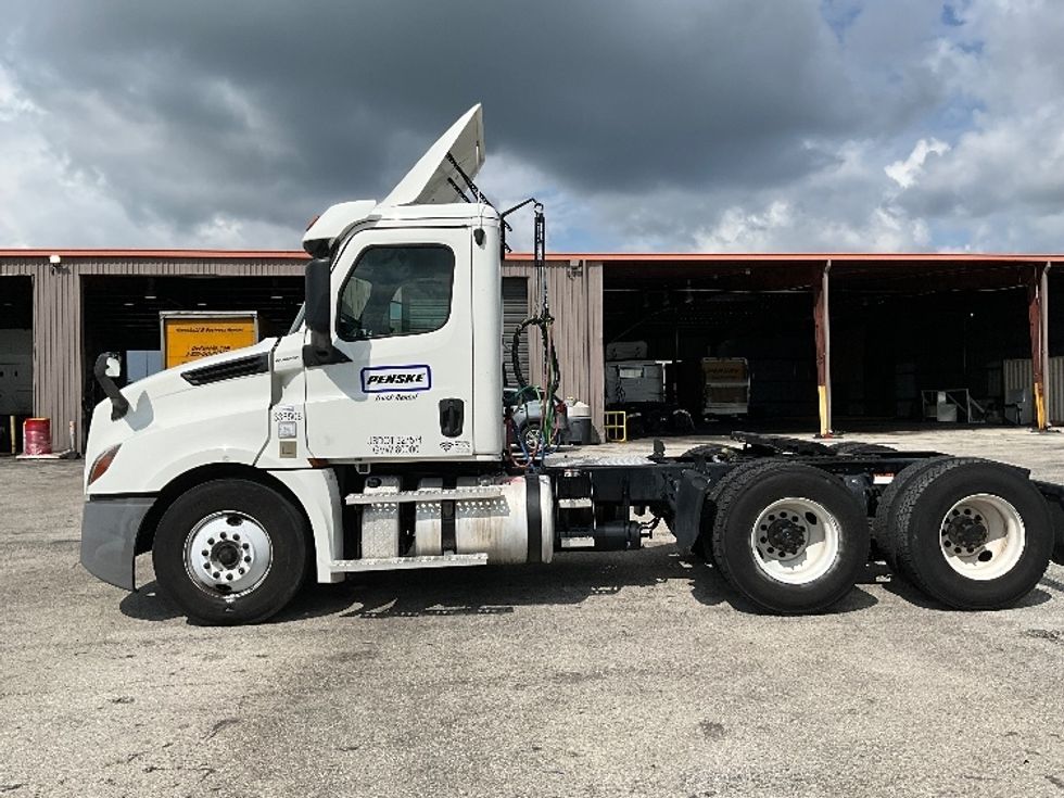 Day Cab Tractor-Heavy Duty Tractors-Freightliner-2020-T12664ST-Tampa-FL-387,859\n\t\tmiles-$ 49,750 - Image 4