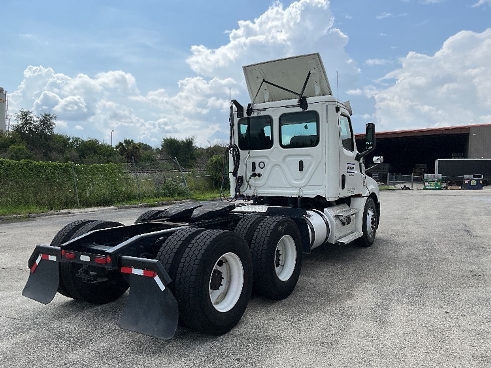 Day Cab Tractor-Heavy Duty Tractors-Freightliner-2020-T12664ST-Tampa-FL-387,859\n\t\tmiles-$ 49,750 - Image 7