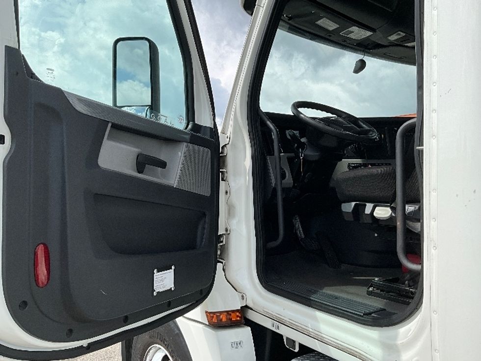 Day Cab Tractor-Heavy Duty Tractors-Freightliner-2020-T12664ST-Tampa-FL-387,859\n\t\tmiles-$ 49,750 - Image 9
