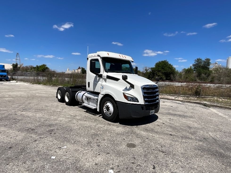 Day Cab Tractor-Heavy Duty Tractors-Freightliner-2020-T12664ST-Tampa-FL-415,397\n\t\tmiles-$ 49,750 - Image 1