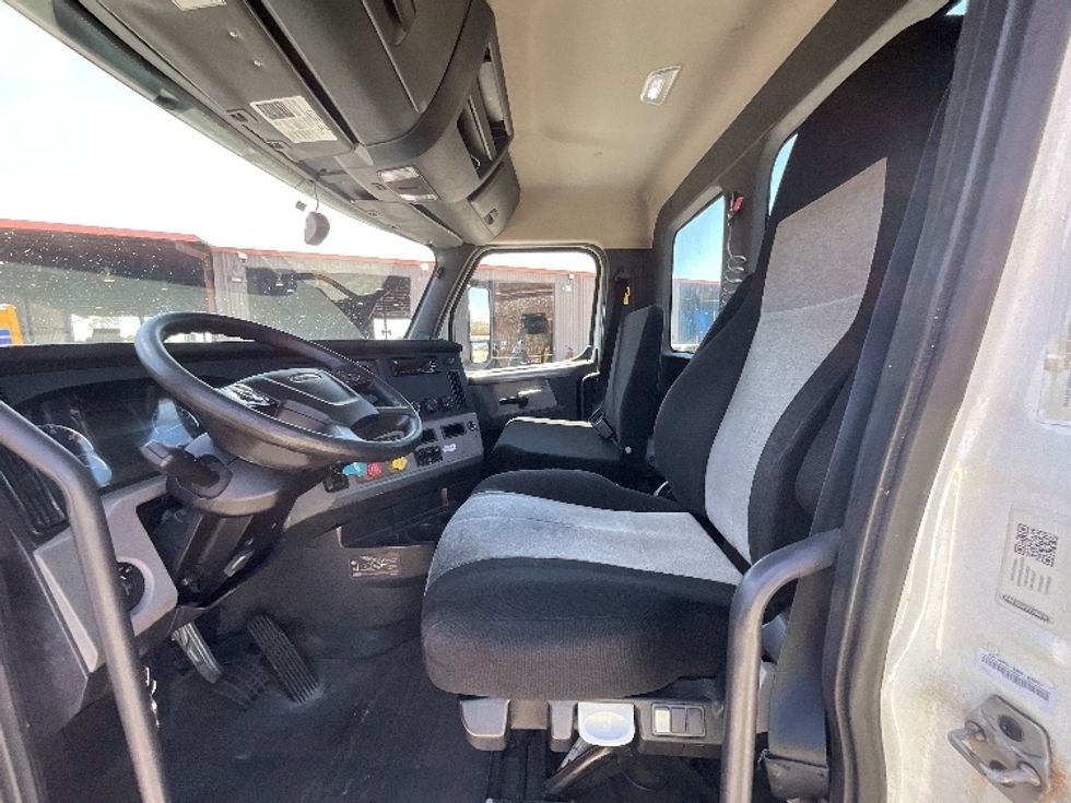 Day Cab Tractor-Heavy Duty Tractors-Freightliner-2020-T12664ST-Tampa-FL-415,397\n\t\tmiles-$ 49,750 - Image 10