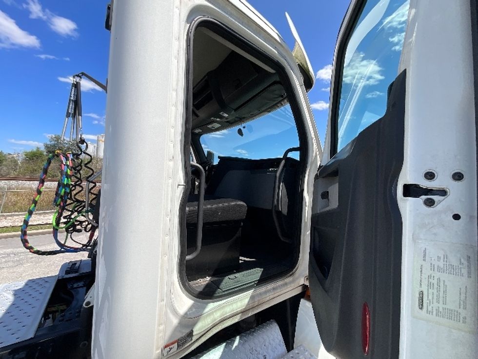 Day Cab Tractor-Heavy Duty Tractors-Freightliner-2020-T12664ST-Tampa-FL-415,397\n\t\tmiles-$ 49,750 - Image 12