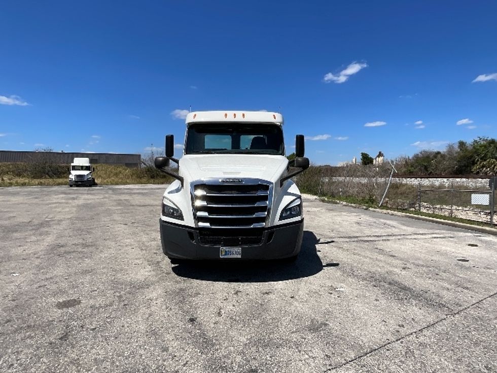 Day Cab Tractor-Heavy Duty Tractors-Freightliner-2020-T12664ST-Tampa-FL-415,397\n\t\tmiles-$ 49,750 - Image 2