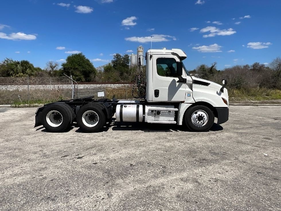Day Cab Tractor-Heavy Duty Tractors-Freightliner-2020-T12664ST-Tampa-FL-415,397\n\t\tmiles-$ 49,750 - Image 8
