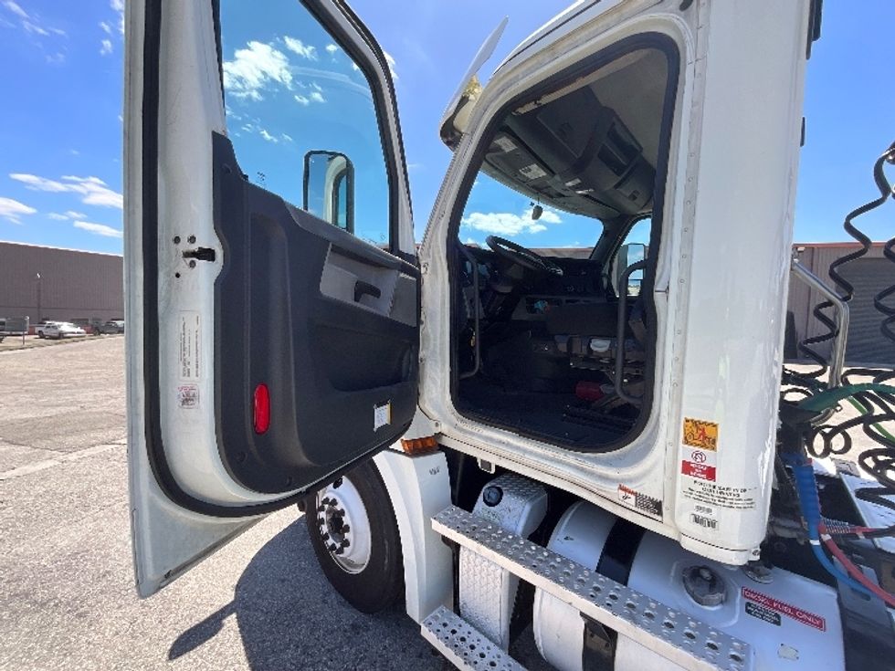 Day Cab Tractor-Heavy Duty Tractors-Freightliner-2020-T12664ST-Tampa-FL-415,397\n\t\tmiles-$ 49,750 - Image 9