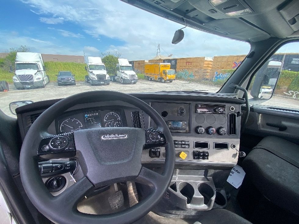 Day Cab Tractor-Heavy Duty Tractors-Freightliner-2020-T12664ST-Tampa-FL-425,431\n\t\tmiles-$ 51,000 - Image 10
